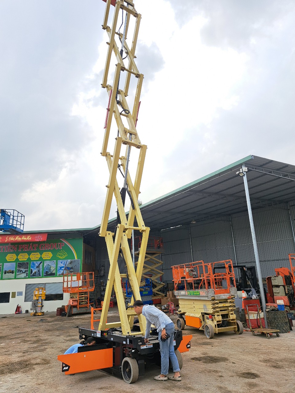 Xe nâng người 14 JLG R4045 new branch 